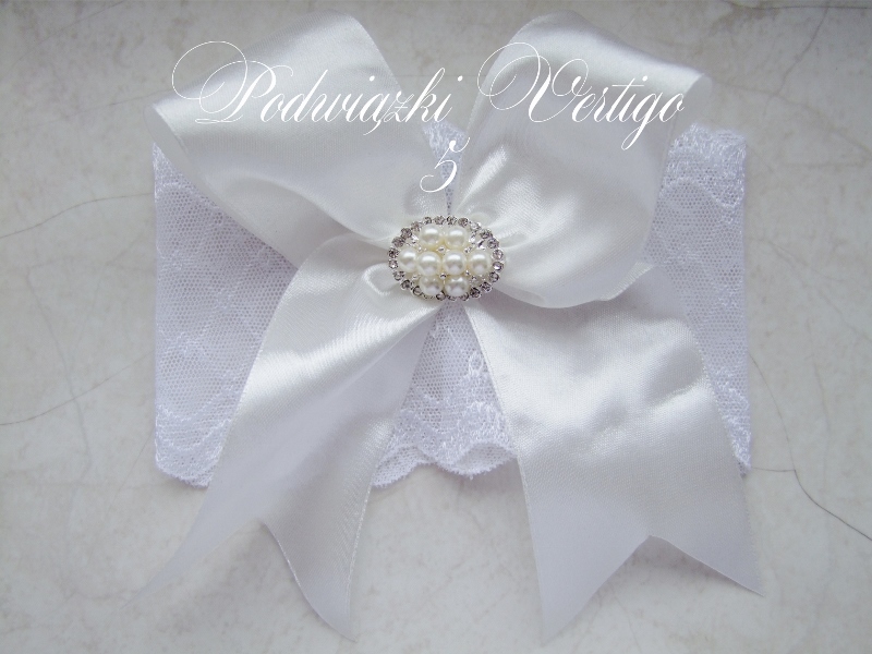 garter on white, elastic lace with cream-colored bow and brooch. Suitable for white and ecru.